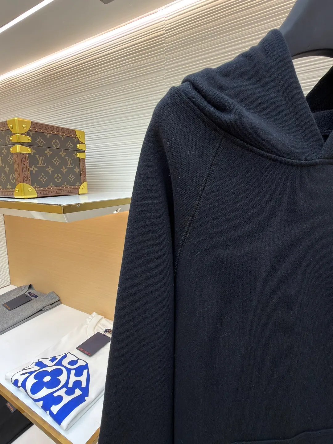 Chrome Hearts logo hooded sweatshirt ●Original version: Purchased and developed for 15998 ●Item number: 1682026-B15 ●Material: interwoven air cotton fabric ●Technology: patch embroidery production ●Color: black ●Version: loose fit ●Weight: about 1015 grams ●Size: S-M-L-XL ●Description: Customized heavy fortress interwoven air cotton, full texture, thick and solid, based on high-end ash tone With a sense of beauty that coexists with vicissitudes of life and elegance, the Crow heart cross appliqué decoration on the chest becomes the ultimate interpretation of the dark Gothic style. The CH Gothic font is the finishing touch on the back page, letting the totem become your spiritual thorn. The logo iron plate sways slightly with the swing of the body, adding a sense of movement and vitality. It is unobtrusive but has an indescribable aura. It interprets the perfect blend of retro and luxury, using imported machine appliqué technology. Using advanced computer control systems and precision mechanical components, Chrome Hearts logo appliqué embroidery is realized, showing an embroidery effect with both clarity and three-dimensionality. The fabrics have been washed, have a better hand feel, are not easy to deform, are not easy to shrink, are not easy to fade, and maintain long-term beauty. The overall wiring is straight and delicate, the fabric is comfortable and soft, and the color is consistent without color difference. It can be matched with the same style to create a fashionable look and control various occasions. Customized accessories, complete with three standards, same style for men and women!